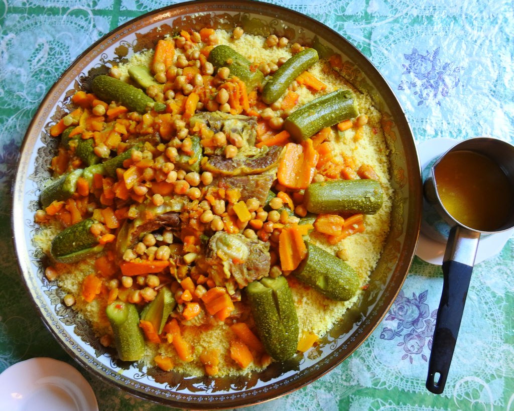 Couscous dans un plat traditionnel marocain