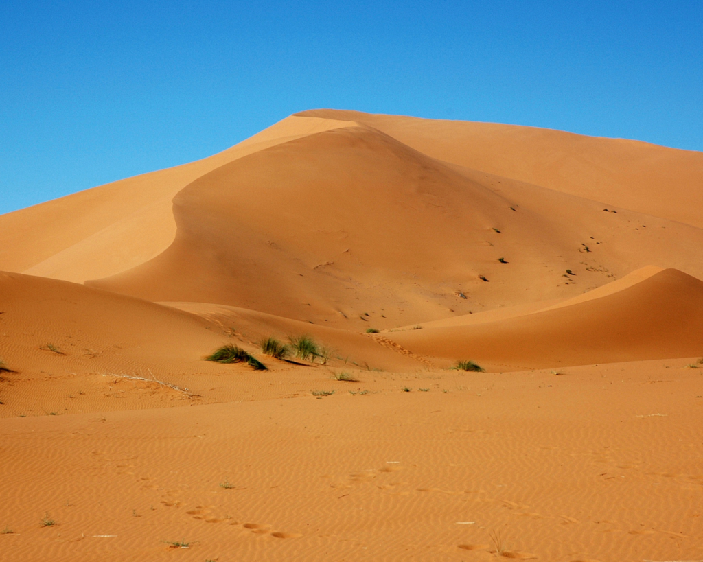 Montagnes de dunes de sables de Erg Chegaga au sud du Maroc.