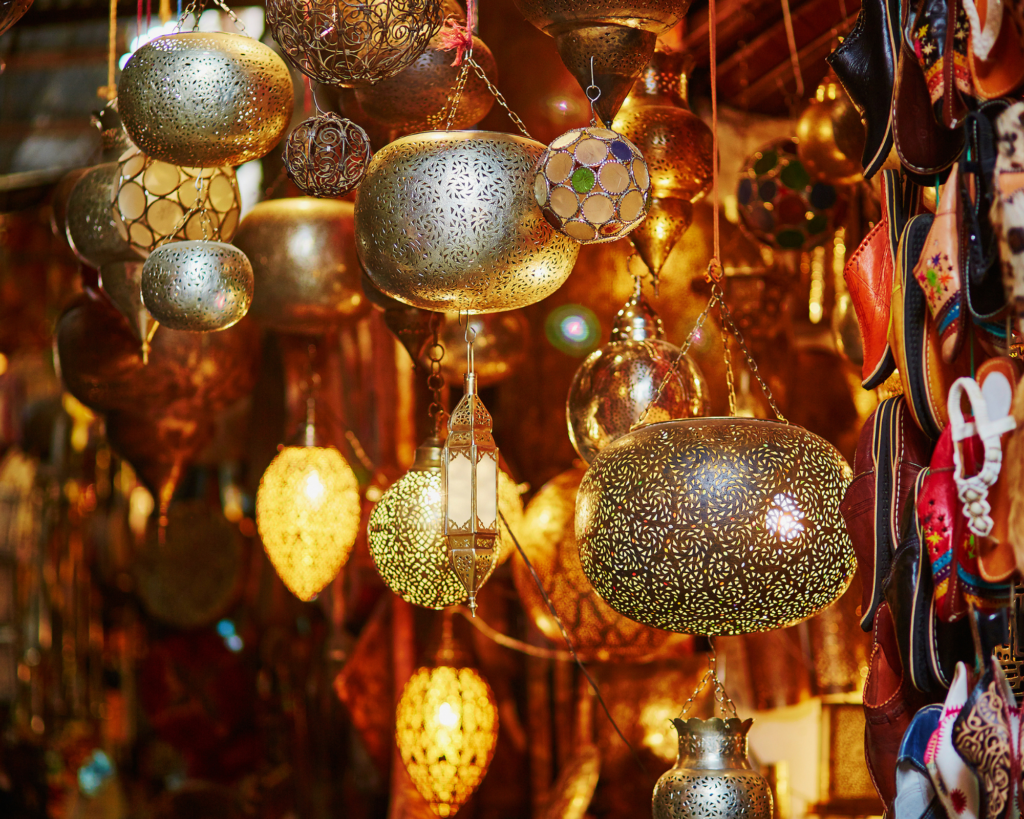 Photo d'un stand dans un marché au Maroc, luminaires, traditions