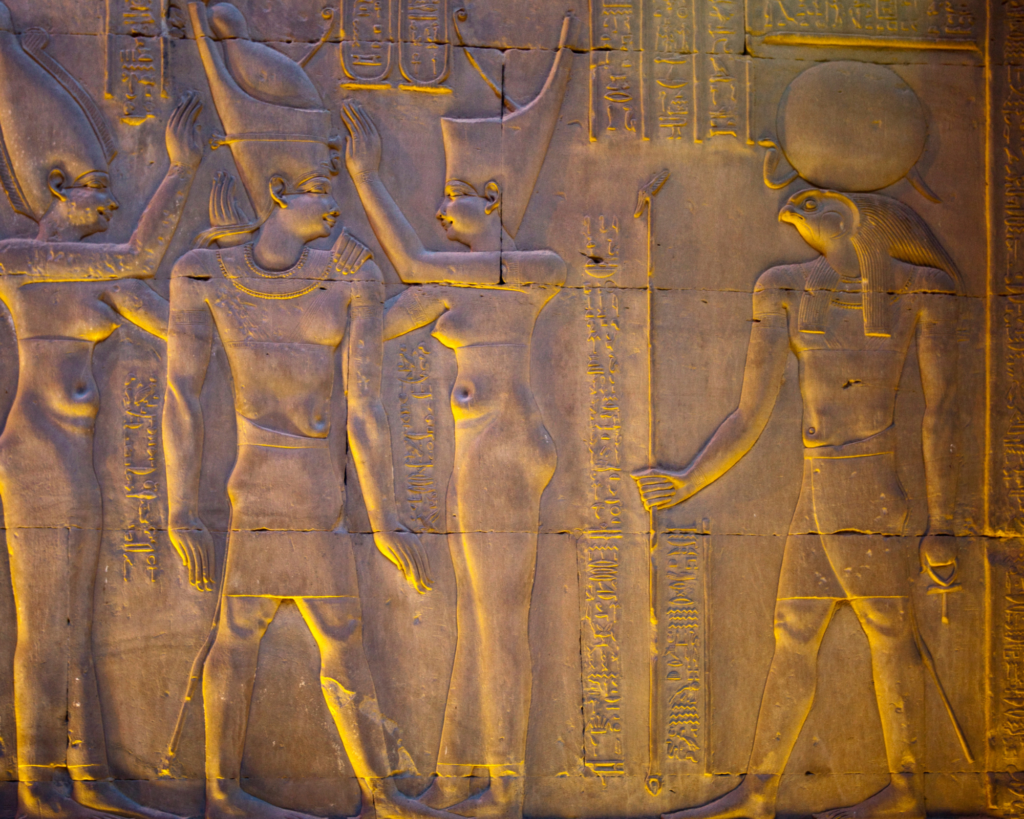 Gravures sur le temple de Kom Ombo, pharaons en mouvements
