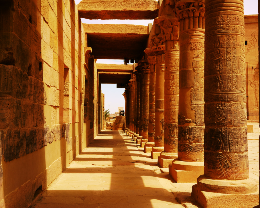 Temple de Philae, pierre orange, couloir fait de colonnes