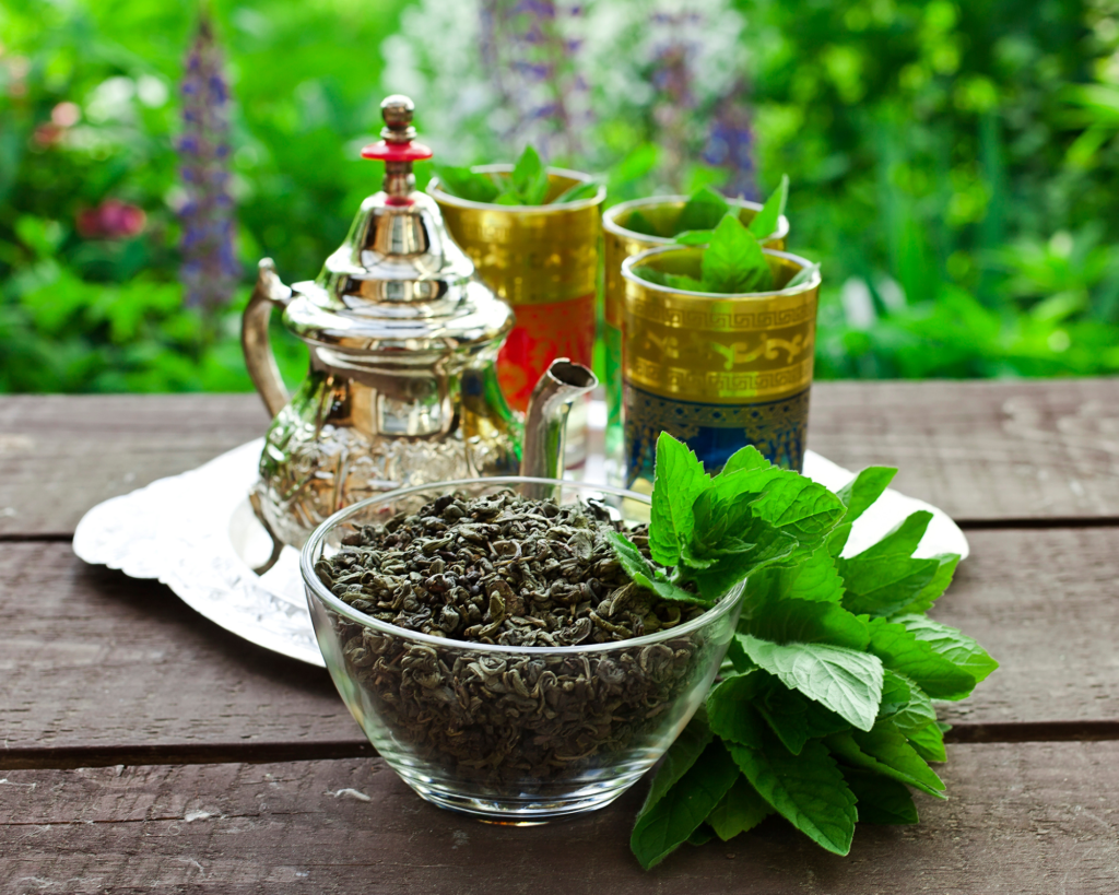 Service à thé marocain, menthe, tasse, théière. 