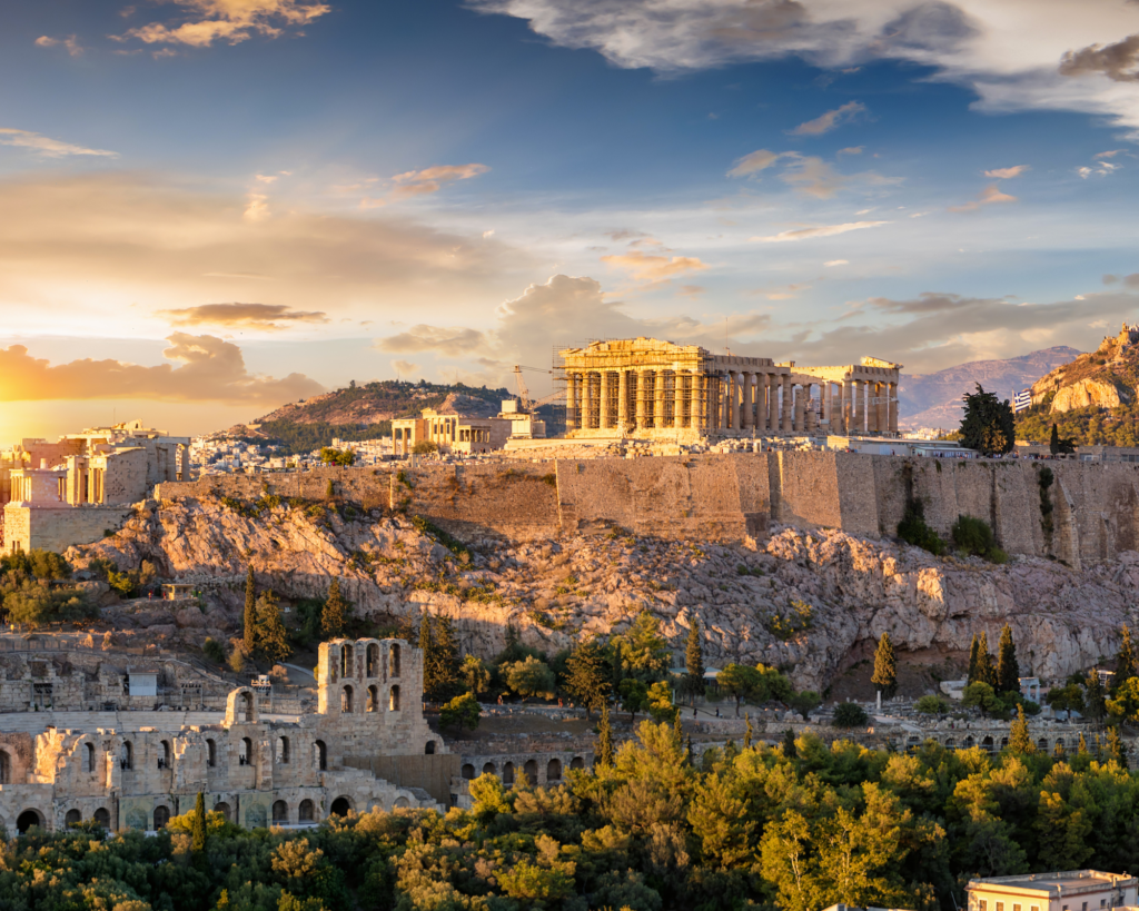 Acropolis d'Athènes avec le Temple du Parthénon au sommet durant un coucher de soleil en été.