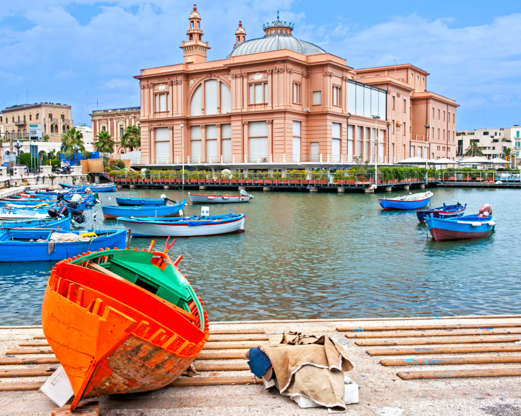 Ville portuaire de Bari, barques sur la mer.