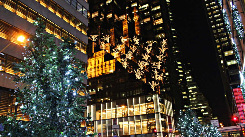 Immeubles illuminés avec des décorations de Noël àNew York