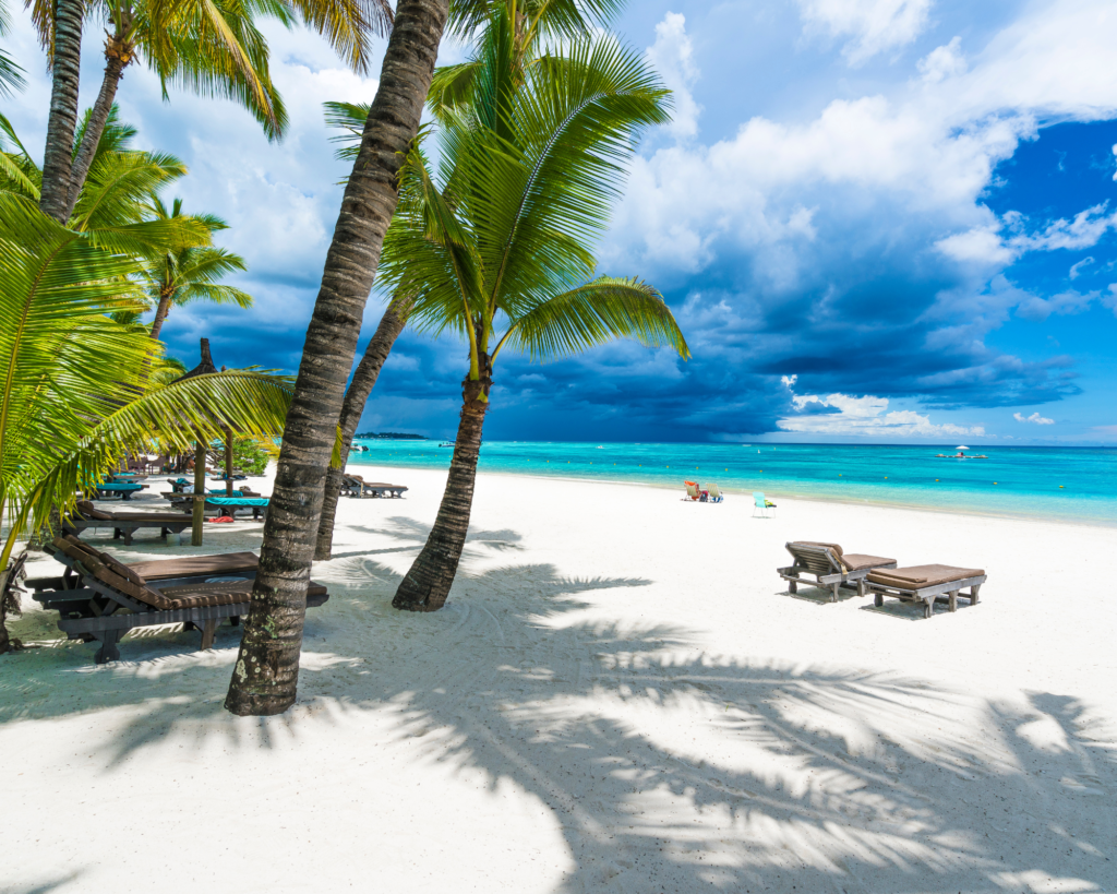 Plage de l'Île Maurice, sable blanc et fin, palmier, transats
