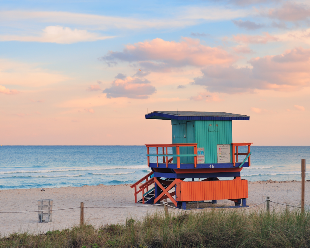 Photo cabane sur la plage à Miami Beach.