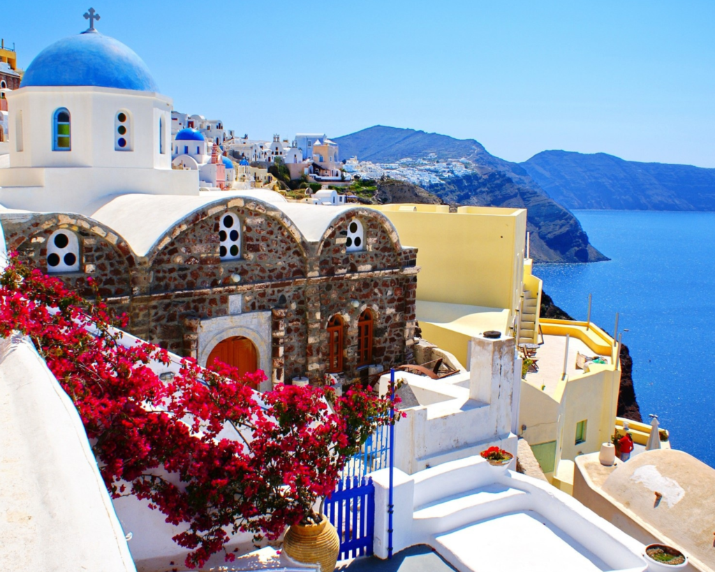 Paysage de la Grèce, architecture traditionnelle bleu et blanche, mer bleu en arrière plan. 