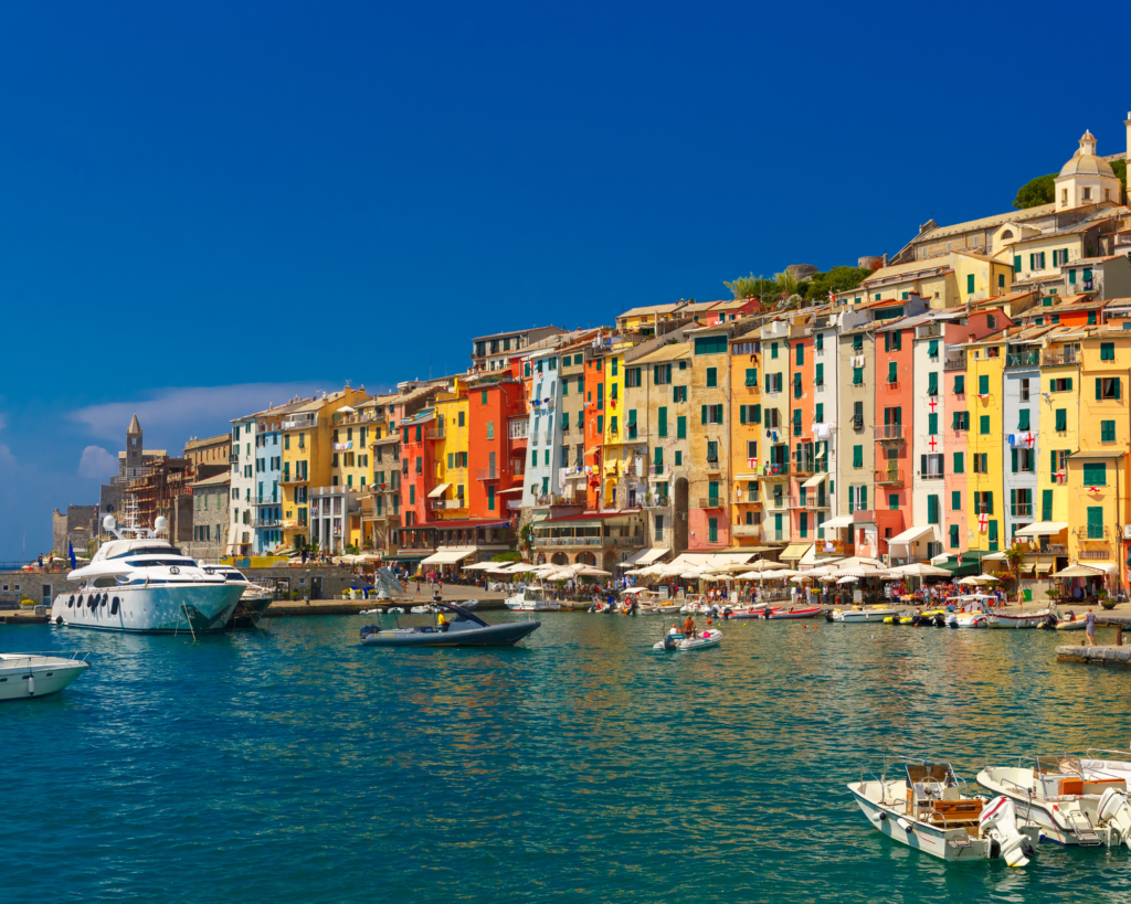 Photo de Spezia, vue sur le port, bâtiments colorés en arrière plan.
